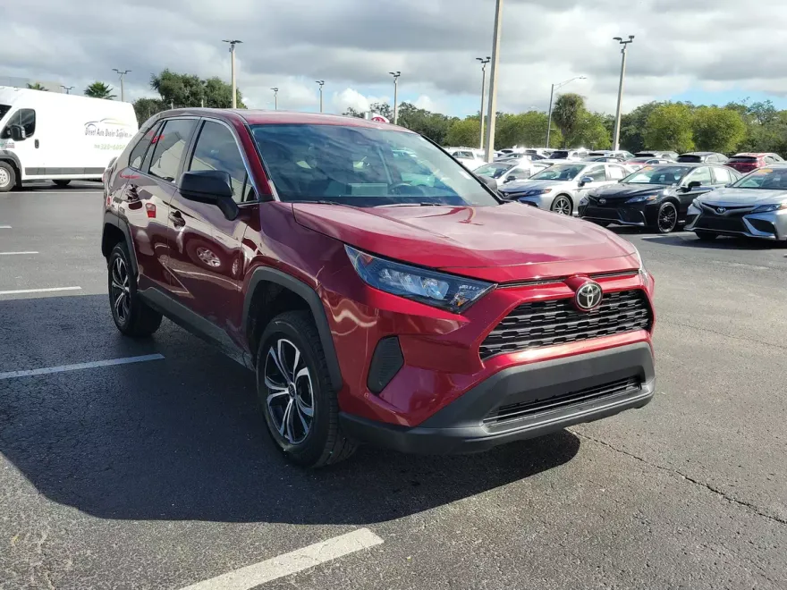 2022 Toyota RAV4 LE photo 1