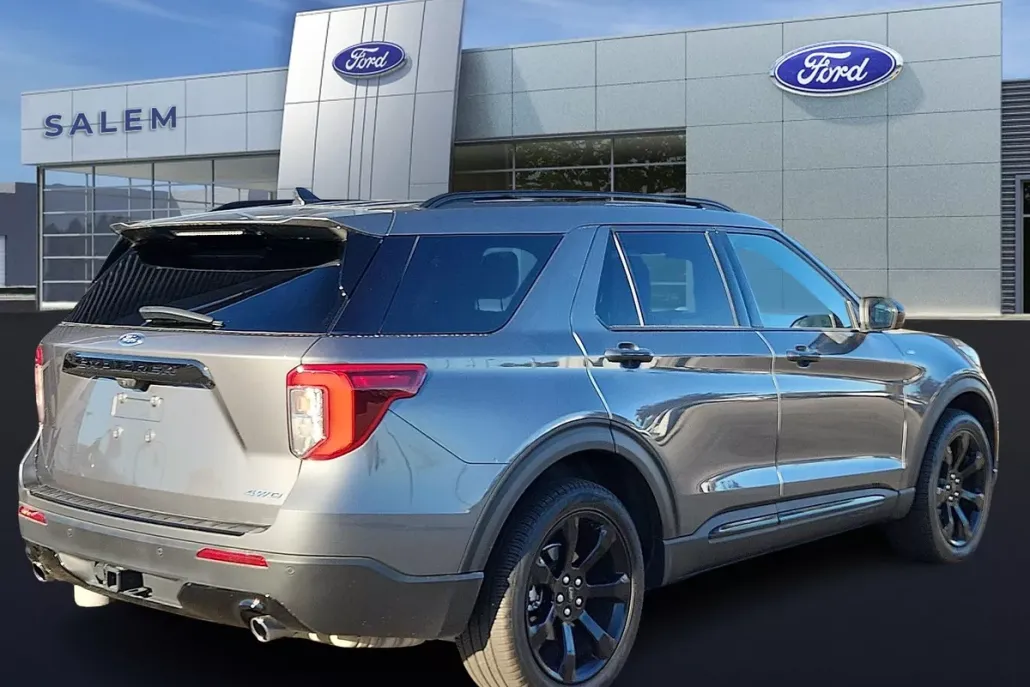 2023 Ford Explorer ST-Line photo 1