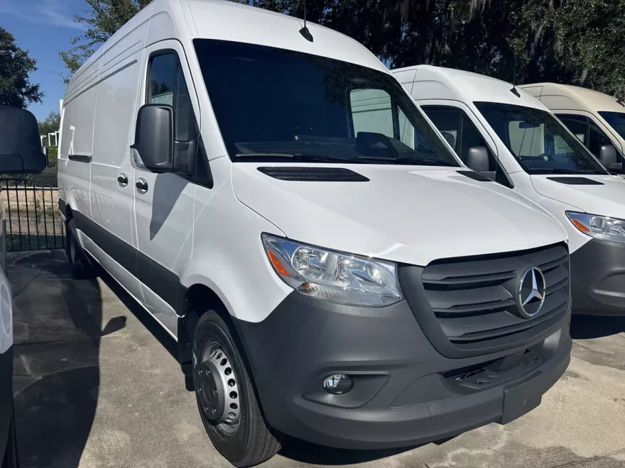 2025 Mercedes Benz Sprinter 4500 photo 1