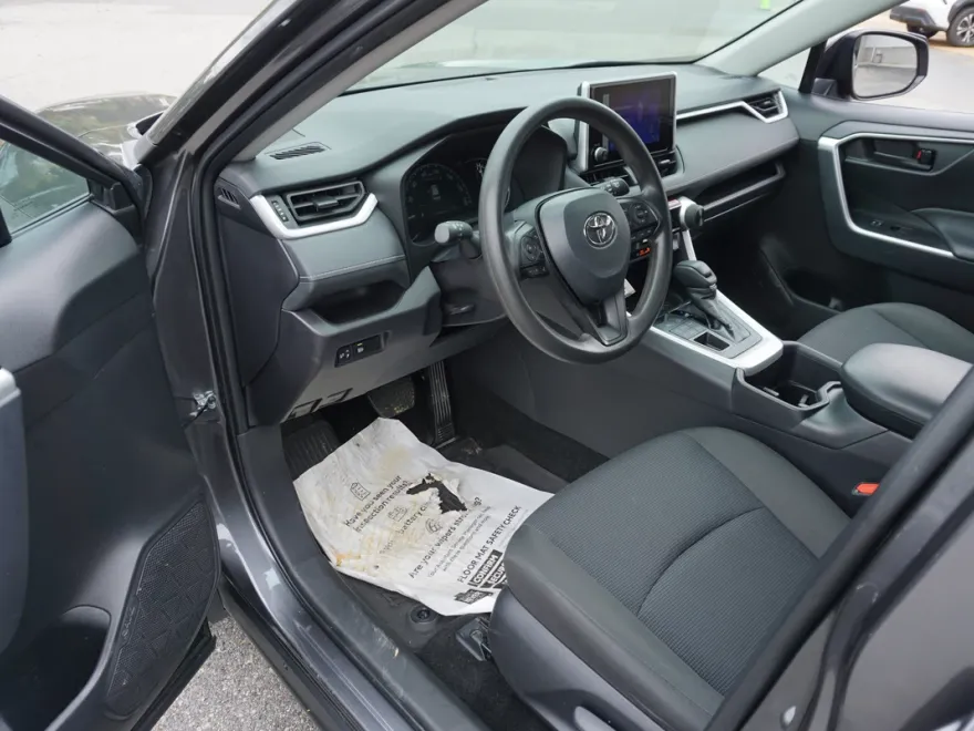 2024 Toyota RAV4 LE photo 1