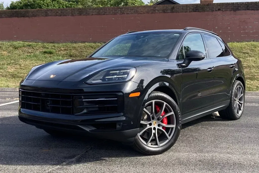 2024 Porsche Cayenne S photo 1