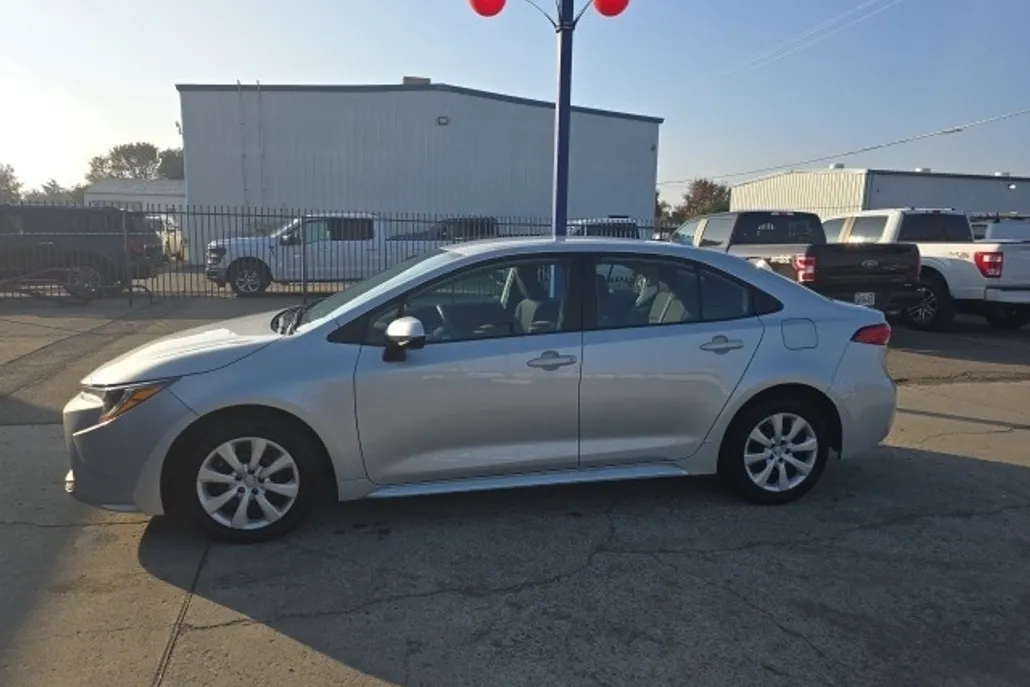 2023 Toyota Corolla LE photo 1