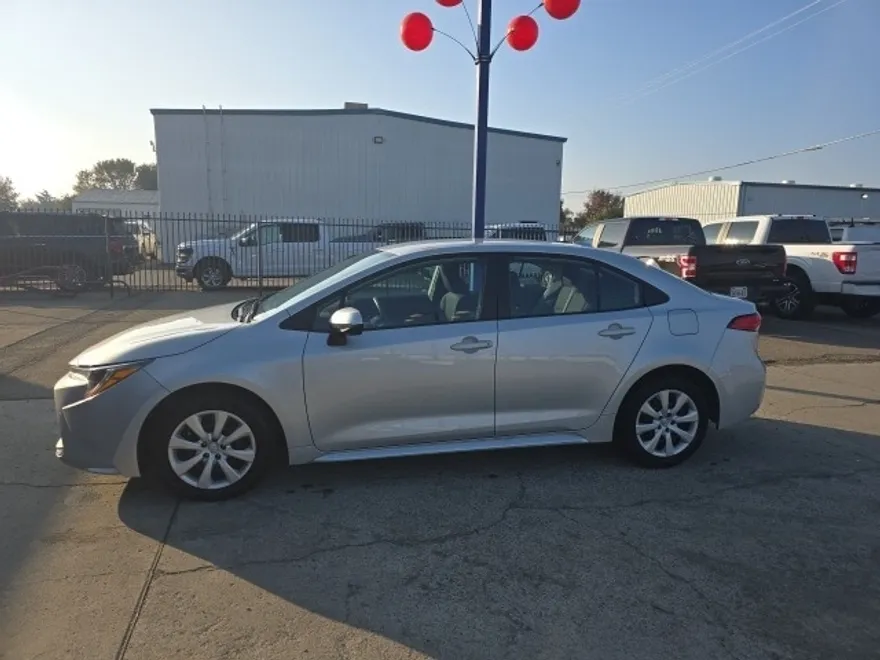 2023 Toyota Corolla LE photo 1