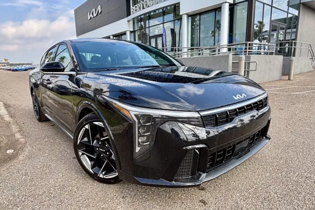 2025 Kia K4 GT-Line photo 1