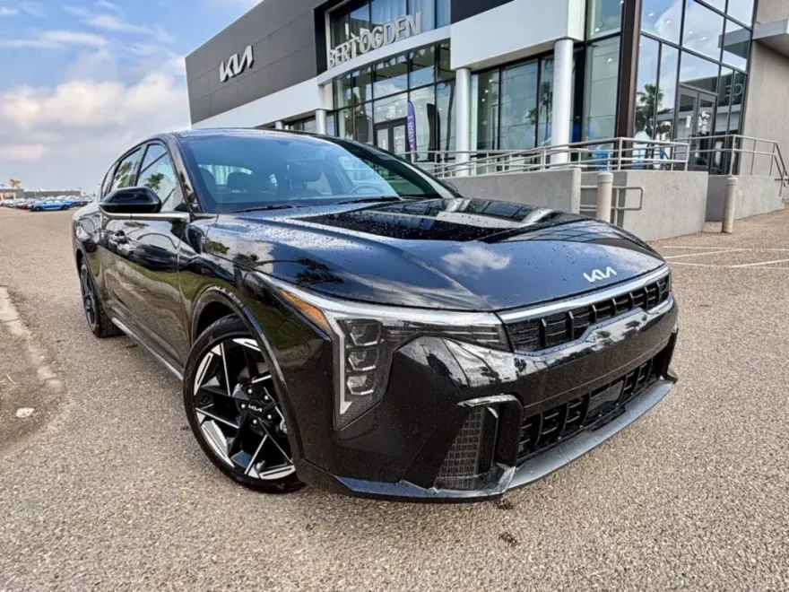 2025 Kia K4 GT-Line photo 1