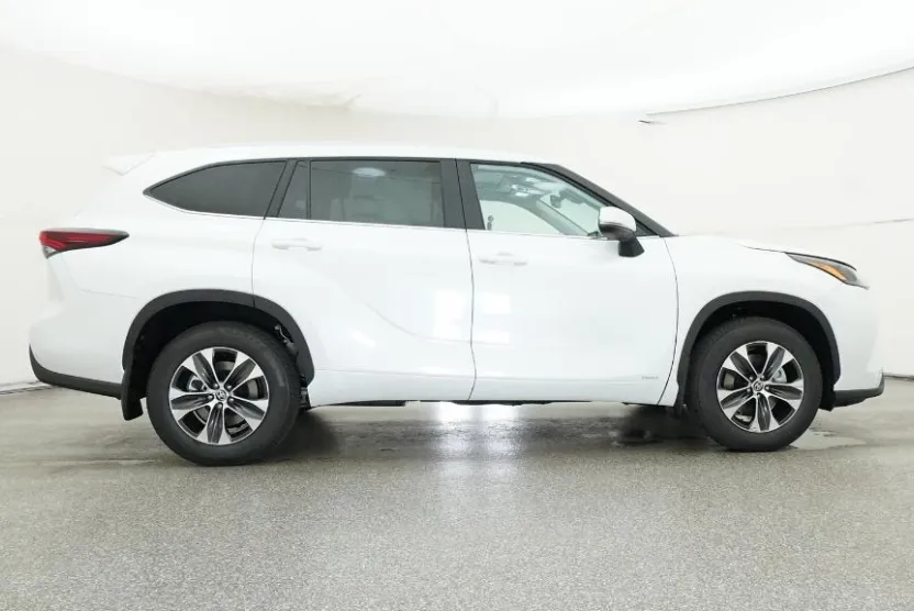 2025 Toyota Highlander Hybrid XLE photo 1