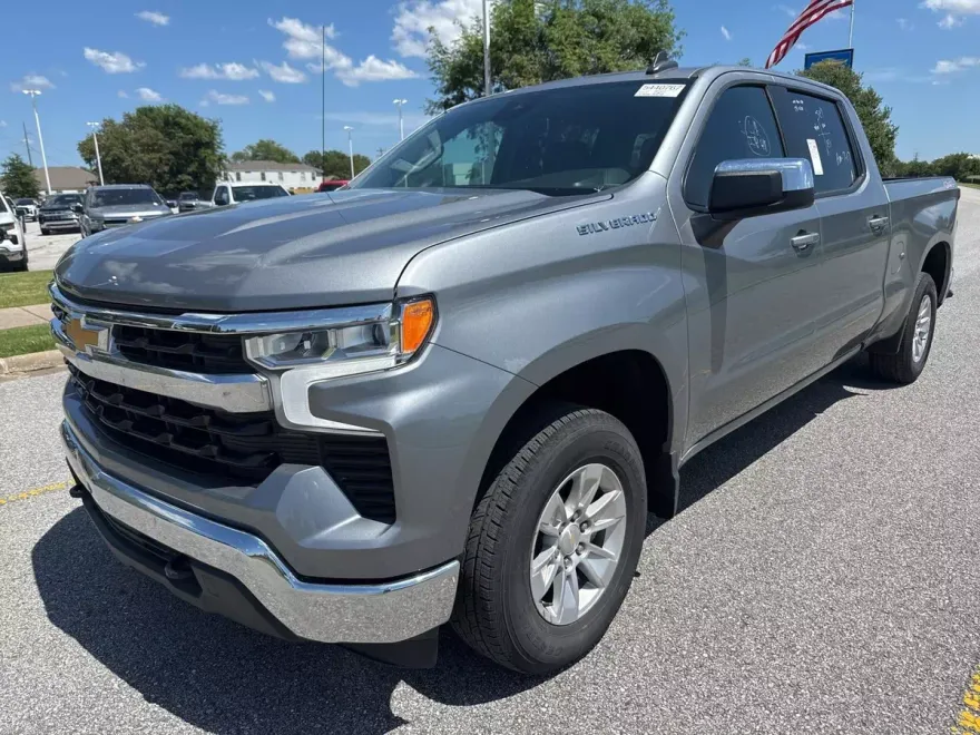 2023 Chevrolet Silverado 1500 LT photo 1