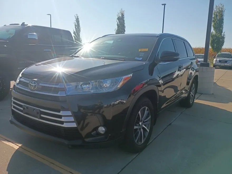 2017 Toyota Highlander XLE photo 1