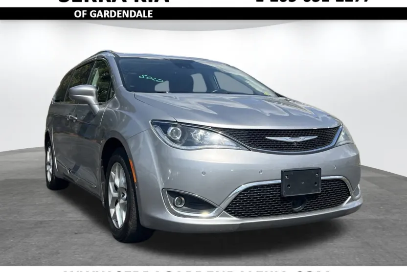 2017 Chrysler Pacifica Touring Plus photo 1
