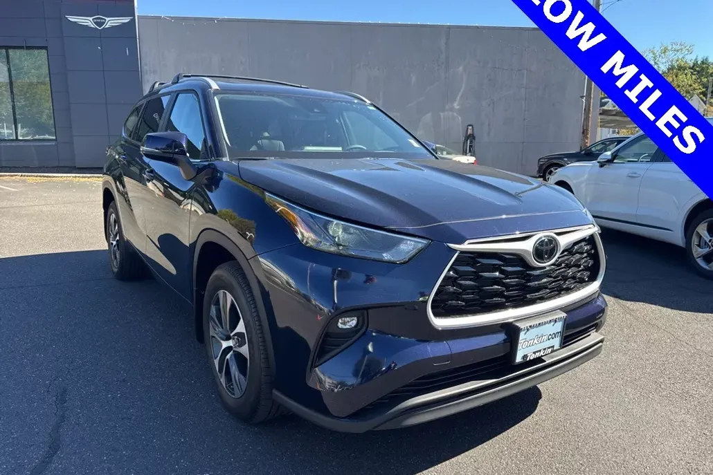 2023 Toyota Highlander XLE photo 1