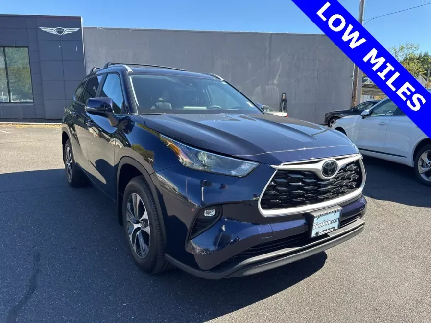 2023 Toyota Highlander XLE photo 1