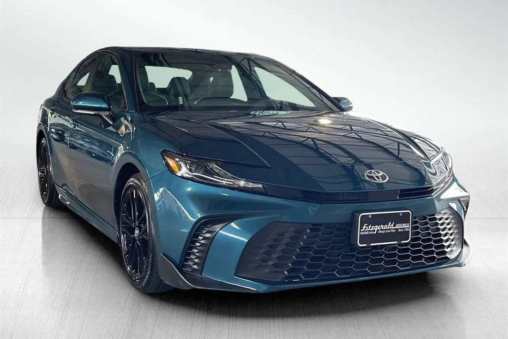 2025 Toyota Camry Hybrid LE photo 1