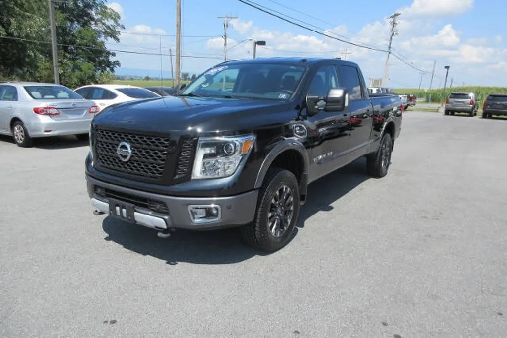 2016 Nissan Titan SL Crew Cab photo 1