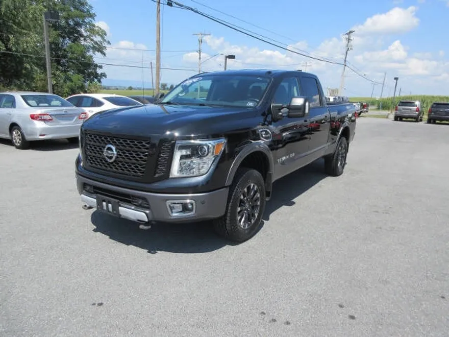 2016 Nissan Titan SL Crew Cab photo 1