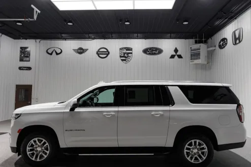 2023 Chevrolet Suburban LT photo 3