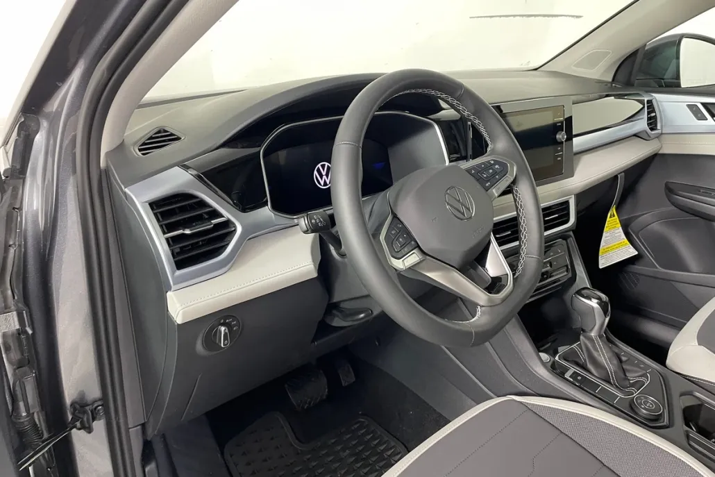 2025 Volkswagen Taos SE photo 1