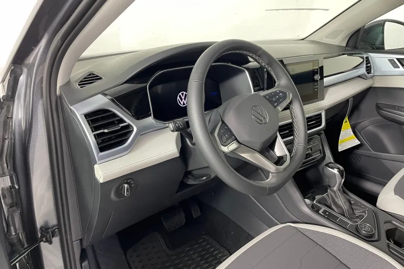 2025 Volkswagen Taos SE photo 1