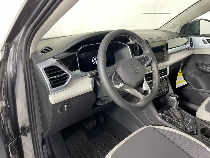 2025 Volkswagen Taos SE photo 1