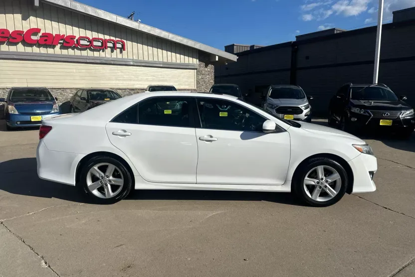 2014 Toyota Camry SE photo 1