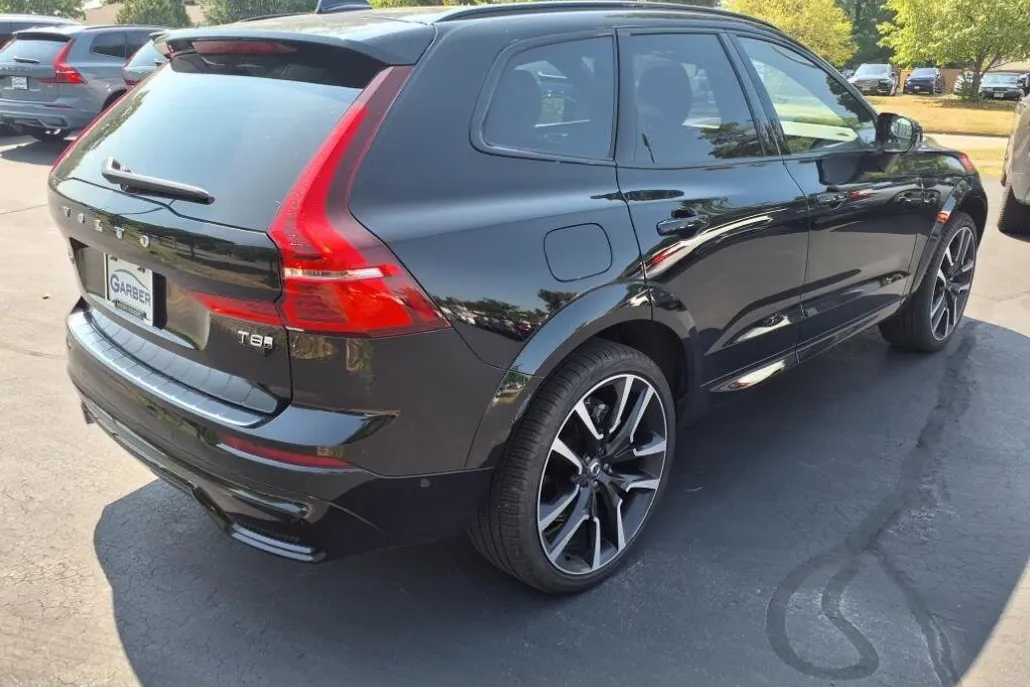 2025 Volvo XC60 Hybrid T8 photo 1