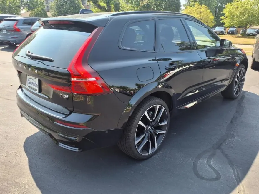2025 Volvo XC60 Hybrid T8 photo 1