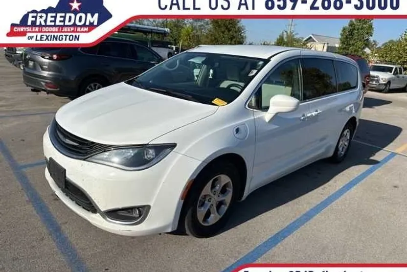 2019 Chrysler Pacifica Hybrid Touring Plus photo 1