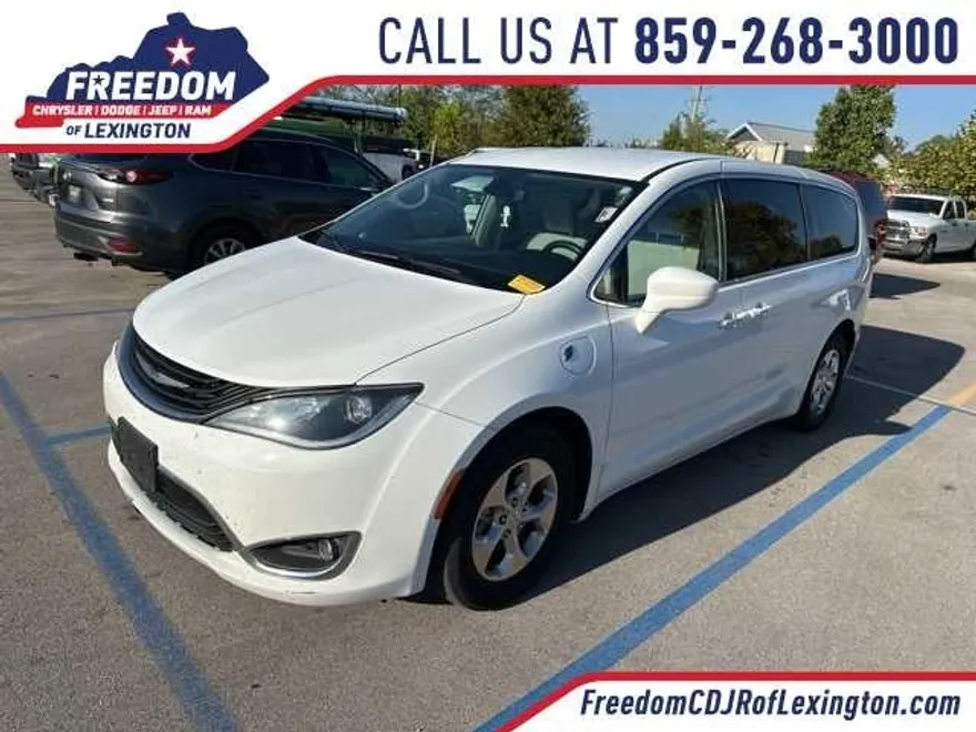 2019 Chrysler Pacifica Hybrid Touring Plus photo 1