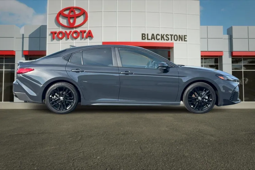 2025 Toyota Camry SE photo 1