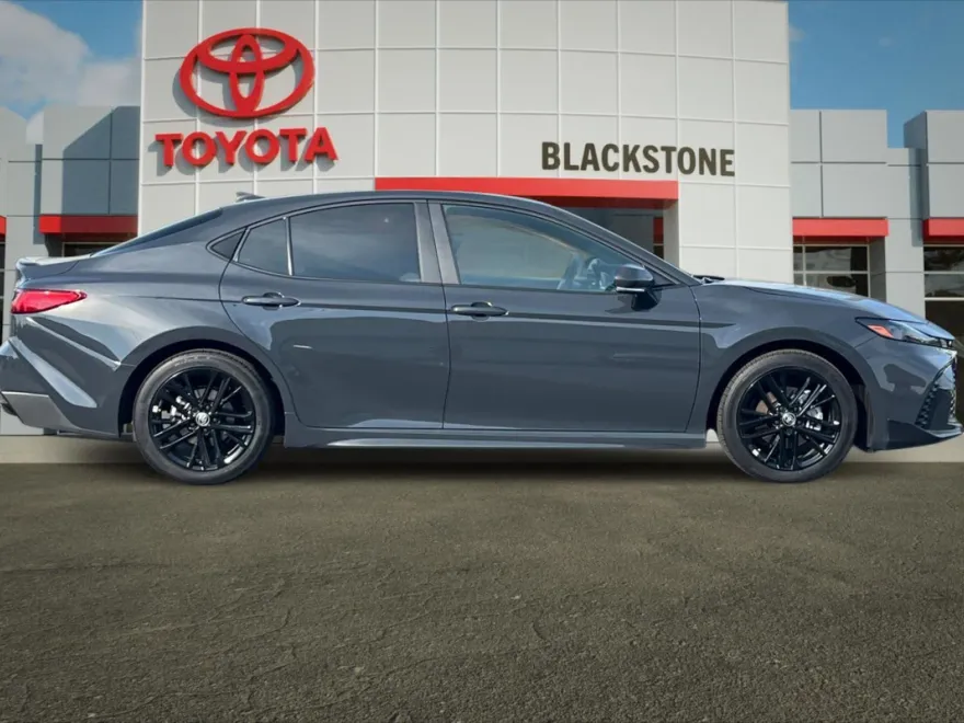 2025 Toyota Camry SE photo 1