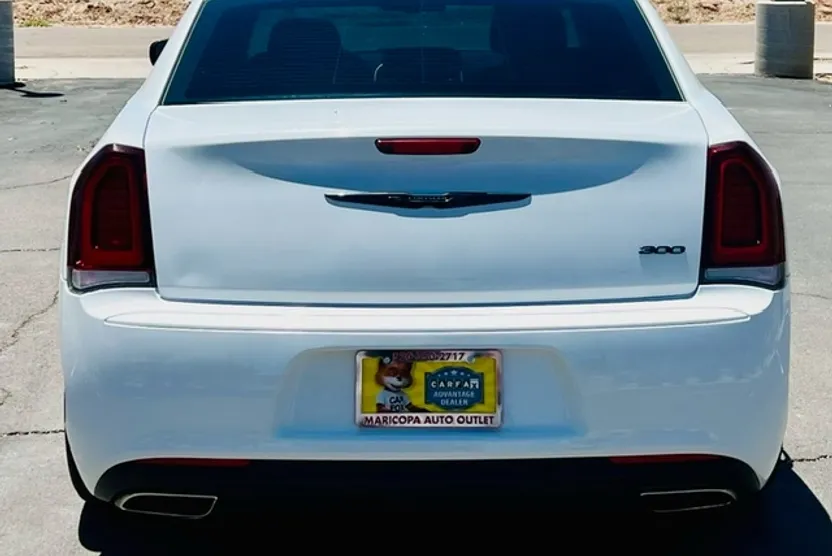 2021 Chrysler 300 Touring photo 1