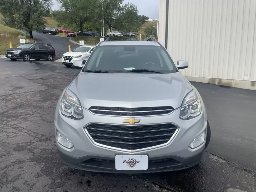 2017 Chevrolet Equinox LT photo 1