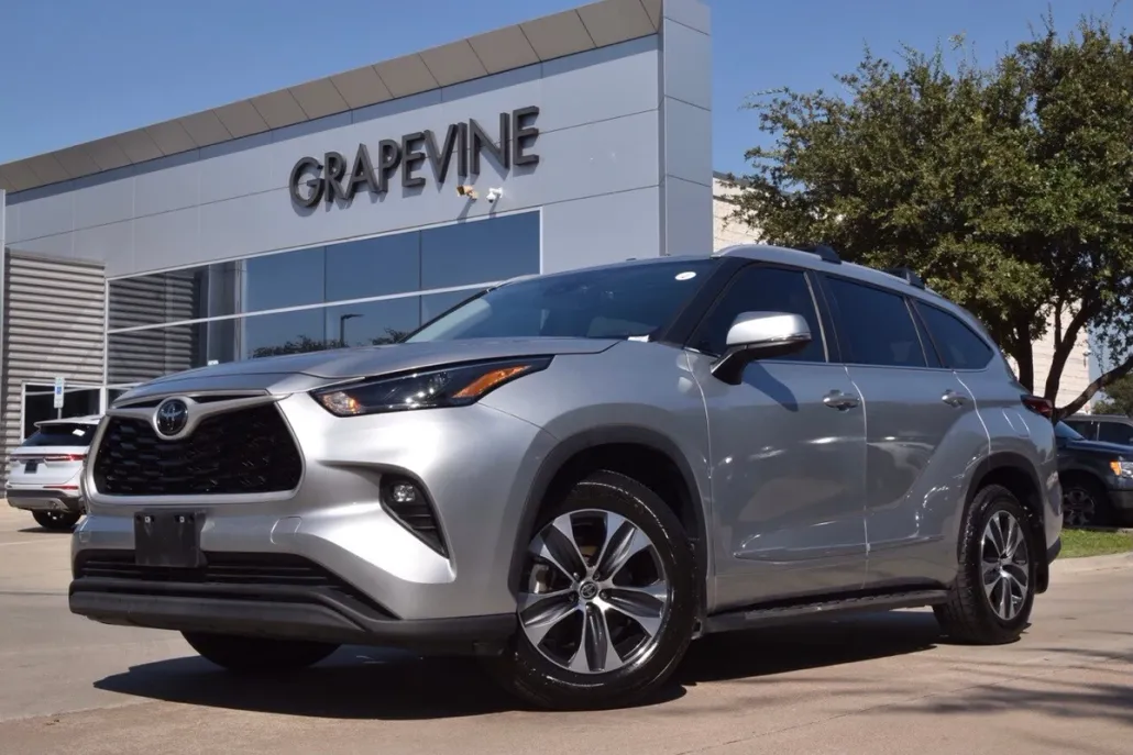 2023 Toyota Highlander XLE photo 1