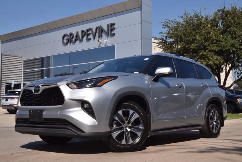 2023 Toyota Highlander XLE photo 1
