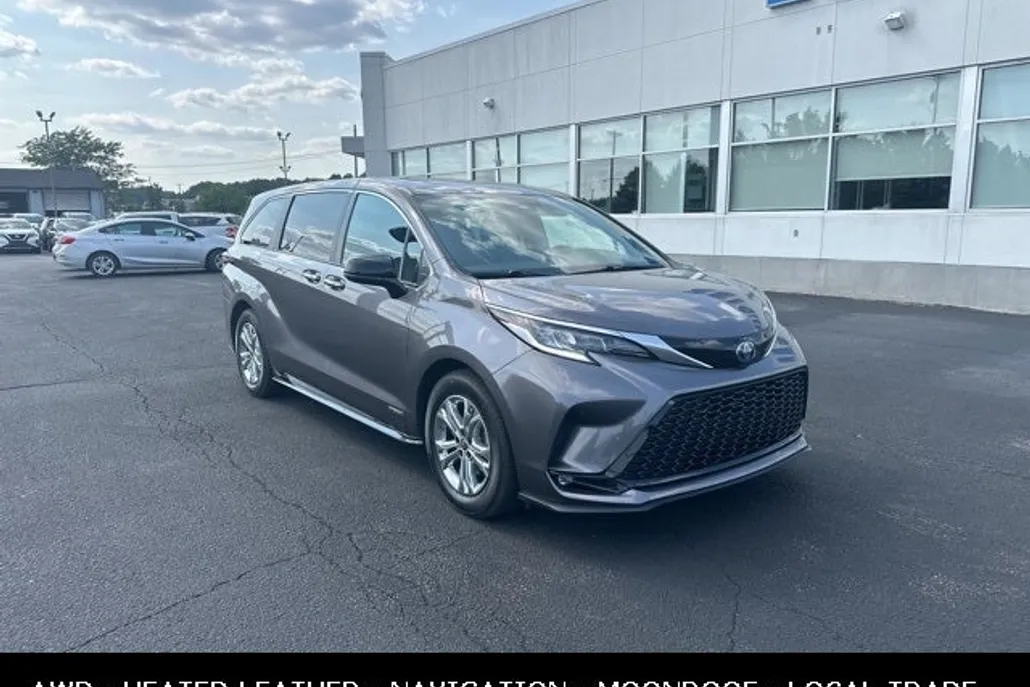 2021 Toyota Sienna XSE Hybrid photo 1