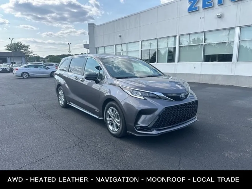 2021 Toyota Sienna XSE Hybrid photo 1