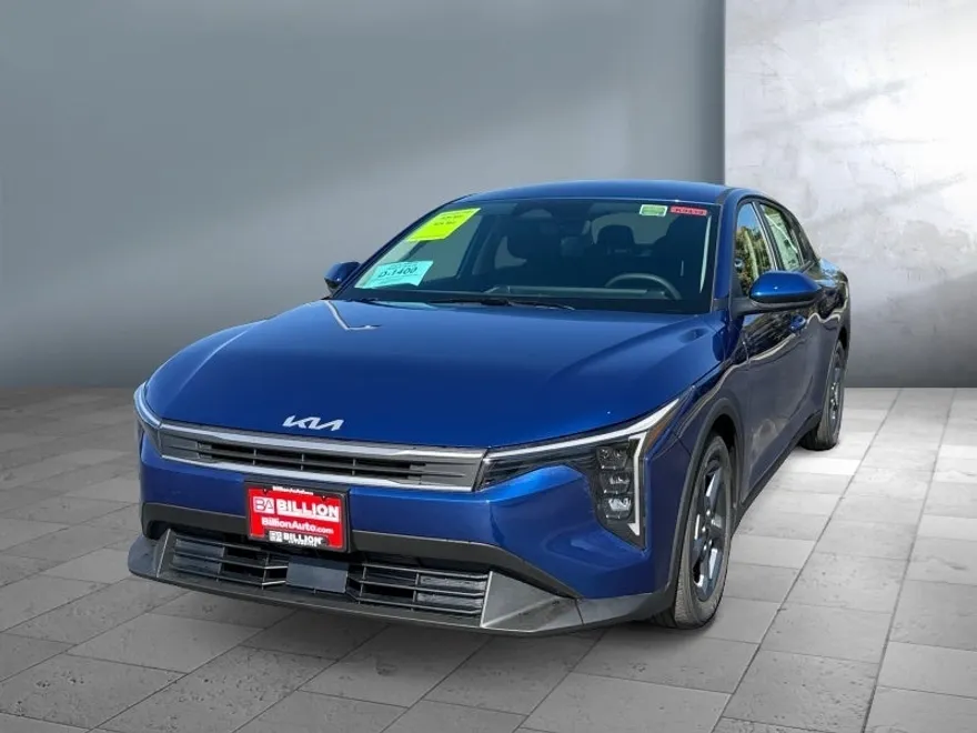 2025 Kia K4 LXS photo 1