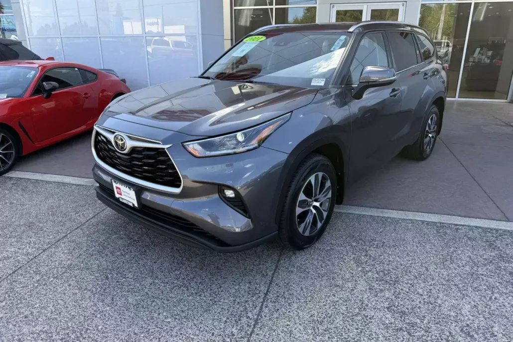 2021 Toyota Highlander XLE photo 1