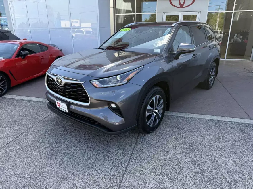 2021 Toyota Highlander XLE photo 1