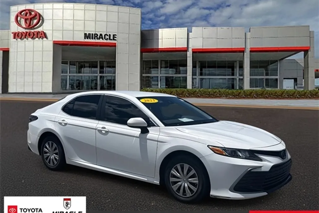 2023 Toyota Camry Hybrid LE photo 1