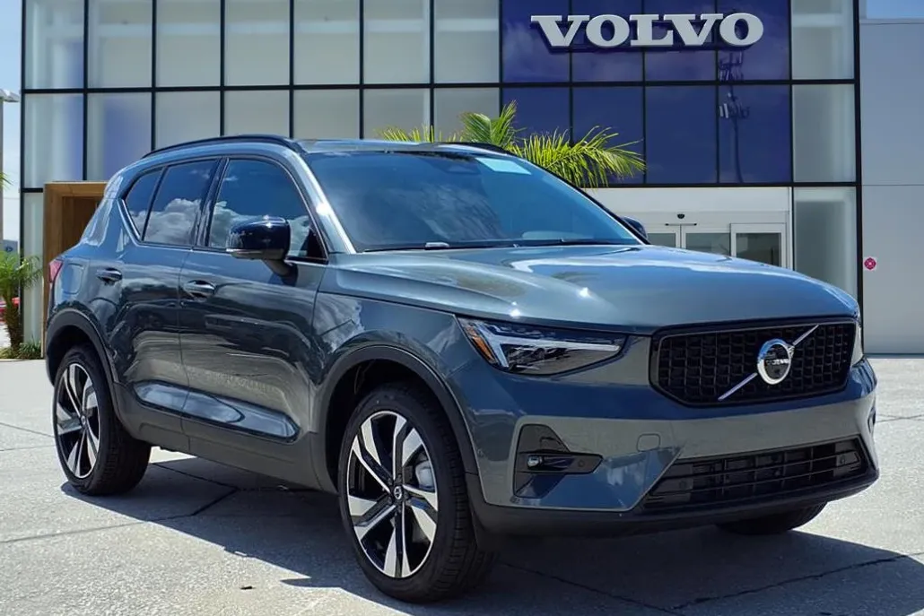 2026 Volvo XC40 Plus photo 1