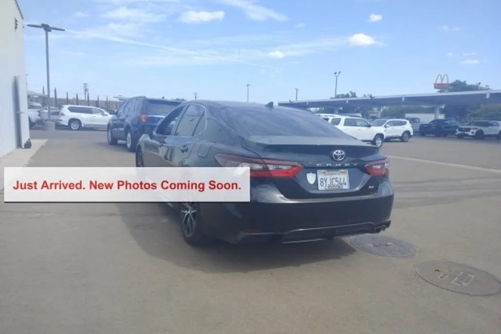 2022 Toyota Camry SE photo 1
