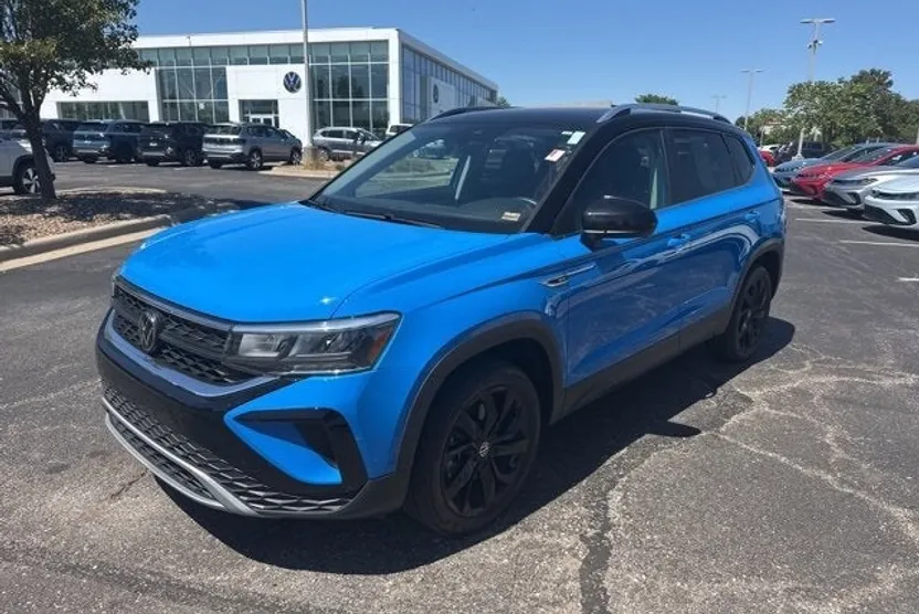 2023 Volkswagen Taos SE photo 1