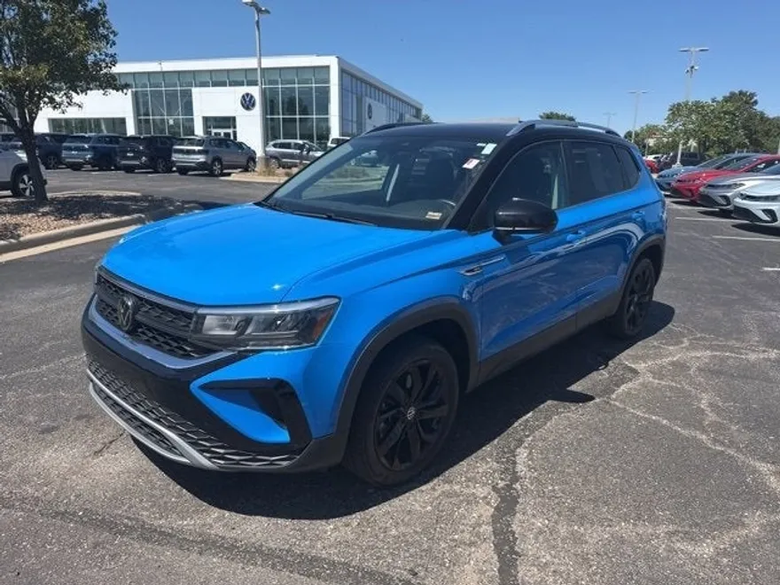2023 Volkswagen Taos SE photo 1