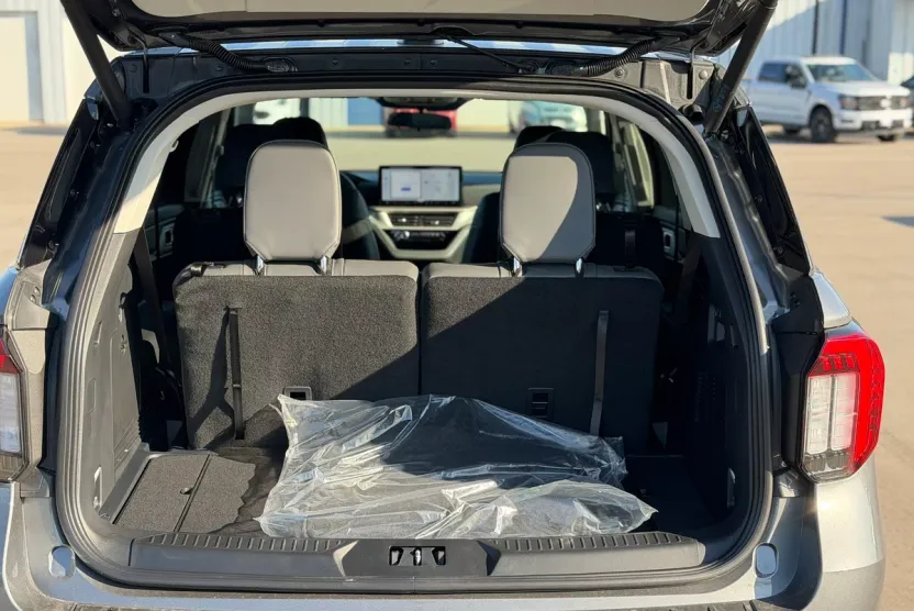 2025 Ford Explorer photo 1