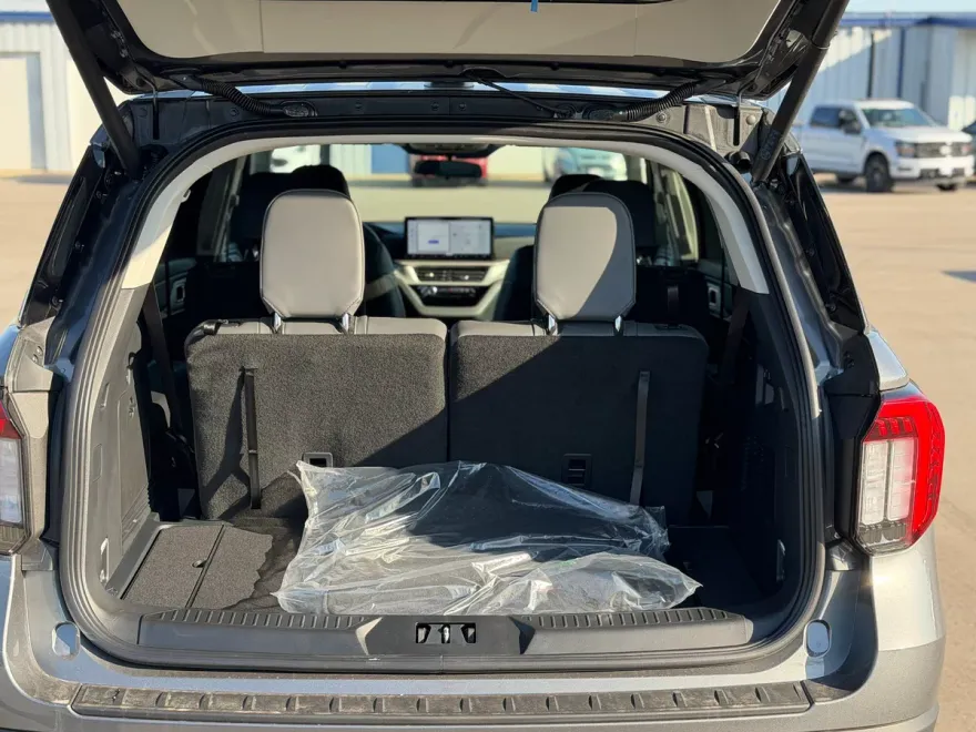 2025 Ford Explorer photo 1