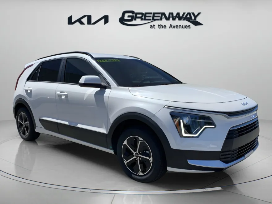 2025 Kia Niro LX photo 1