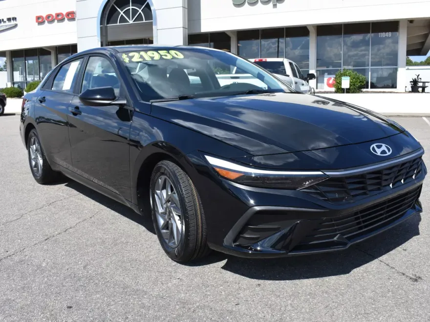 2024 Hyundai Elantra SEL photo 1