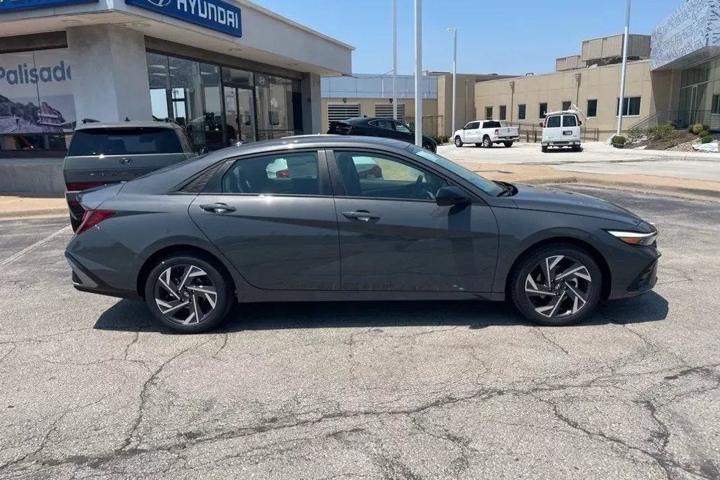 2025 Hyundai Elantra SEL Sport photo 1