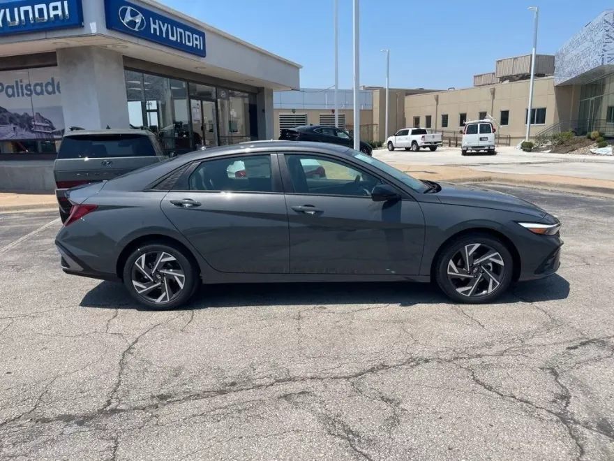 2025 Hyundai Elantra SEL Sport photo 1