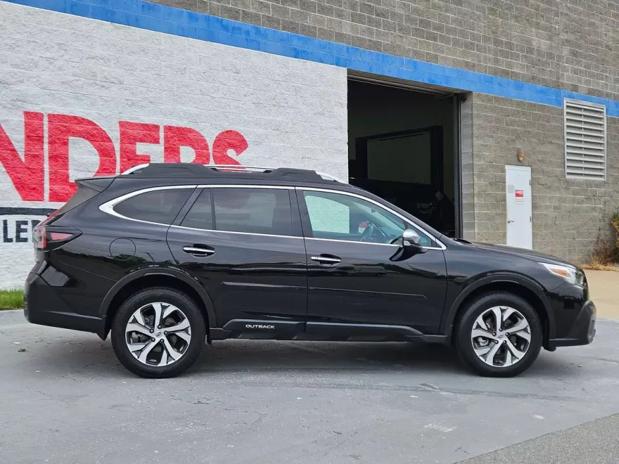 2022 Subaru Outback Touring photo 1
